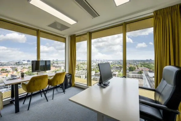 Modern kantoor met grote ramen en uitzicht over de stad vanaf de James Wattstraat.